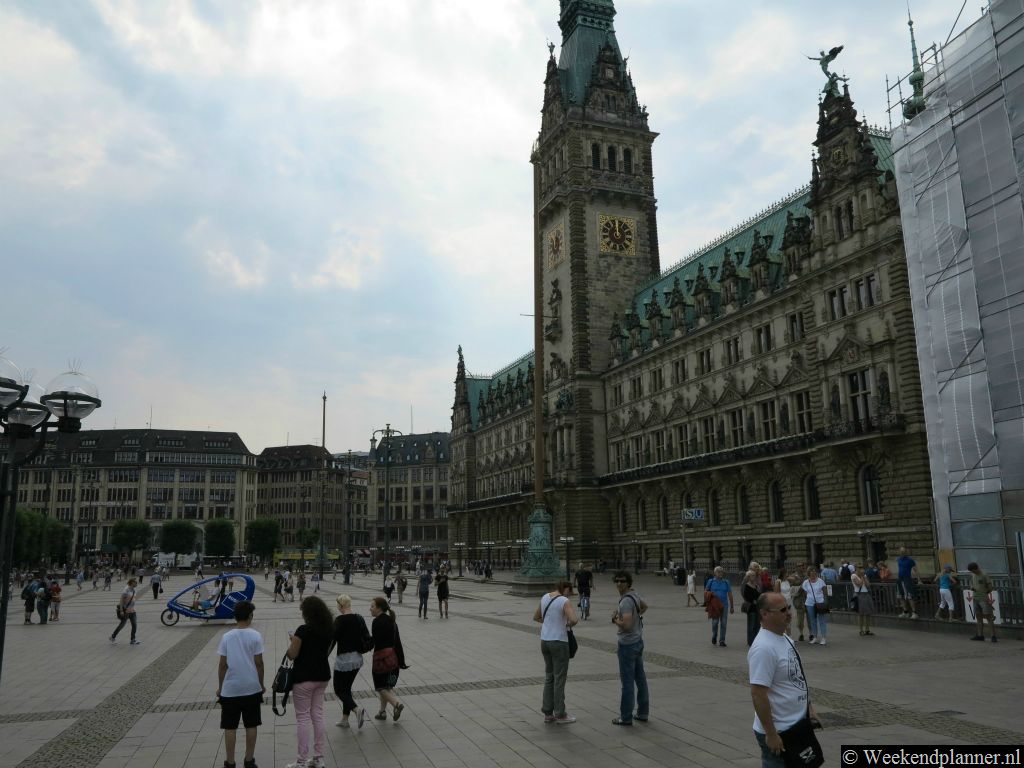 Vanaf de Rathausmarkt  zijn de populairste winkelstraten in de Altstadt en Neustadt gemakkelijk te bereiken.
